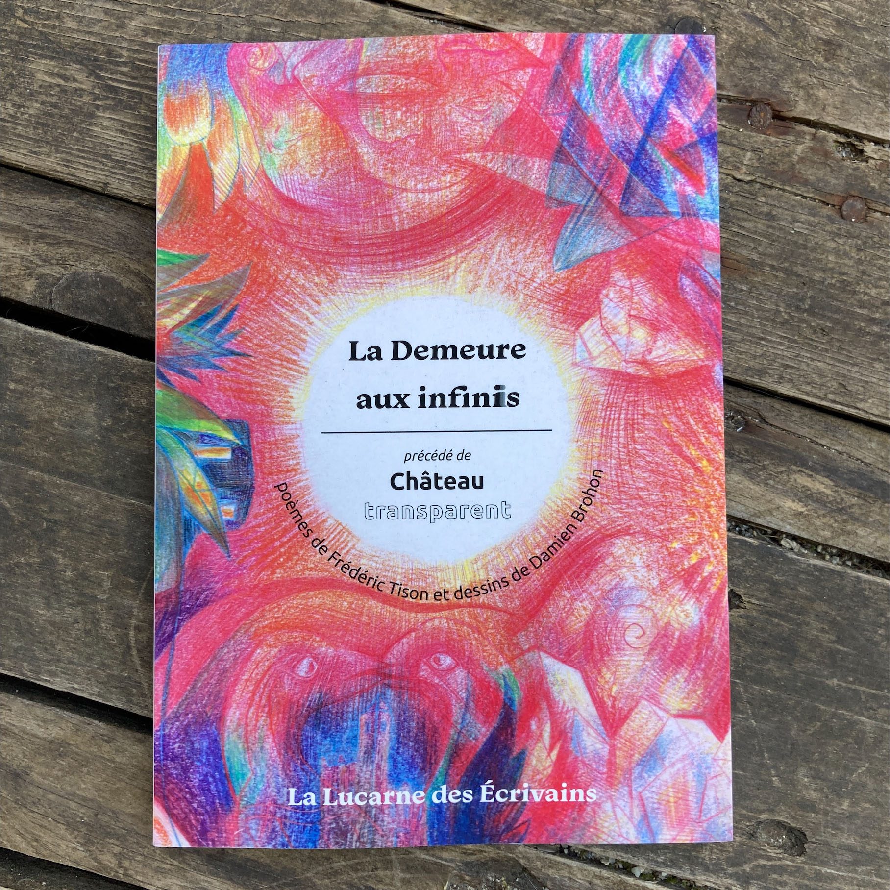 Première de couverture du livre. Une illustration abstraite, au crayon de couleur, dans les tons chauds. Au centre, un rond blanc dans lequel est écrit le titre.