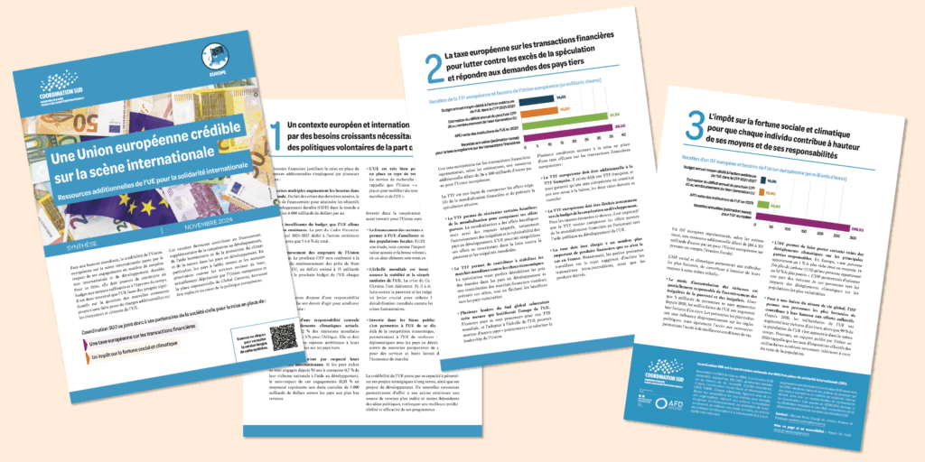 4 pages de PDF accessible sont mise côte à côte sur un fond beige pour montrer qu’un document numérique peut être conforme aux normes d’accessibilité et esthétique, en accord avec la charte de l’organisme.